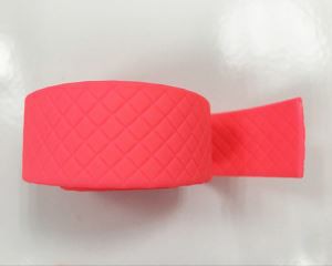 Roedd dillad gwrth-ddŵr patrymau boglynnog Rhombic coch yn gorchuddio webin neilon